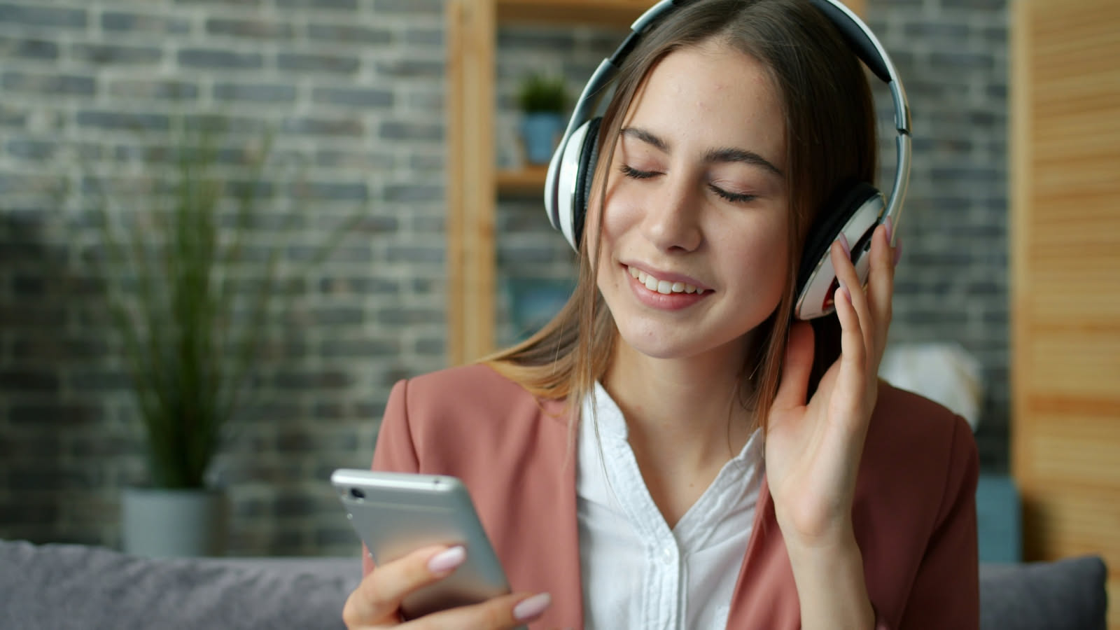 Musica in auto: come scegliere i brani per guidare calmi