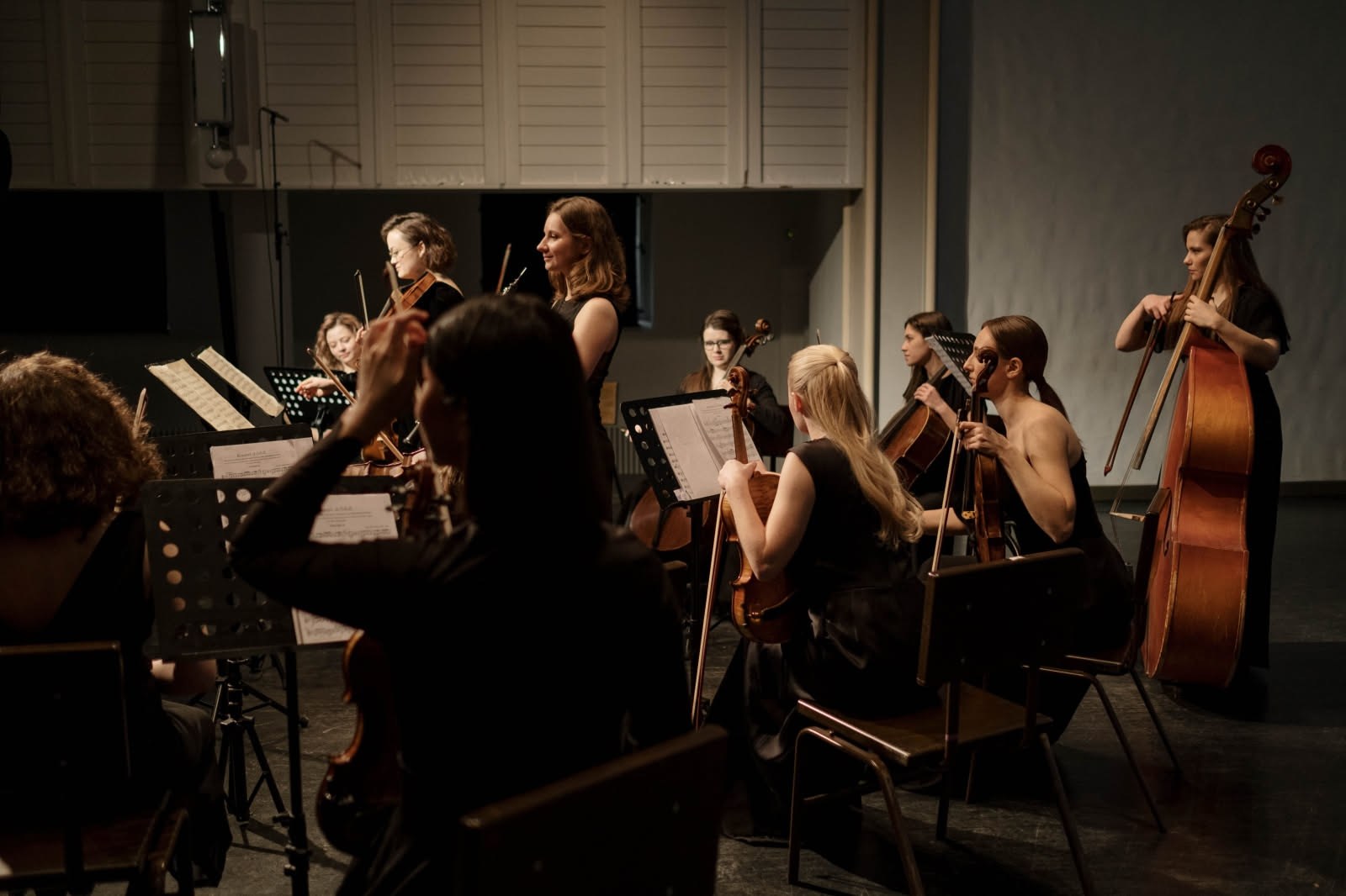 Perché il direttore d'orchestra muove le mani se i musicisti hanno già lo spartito sul leggio?