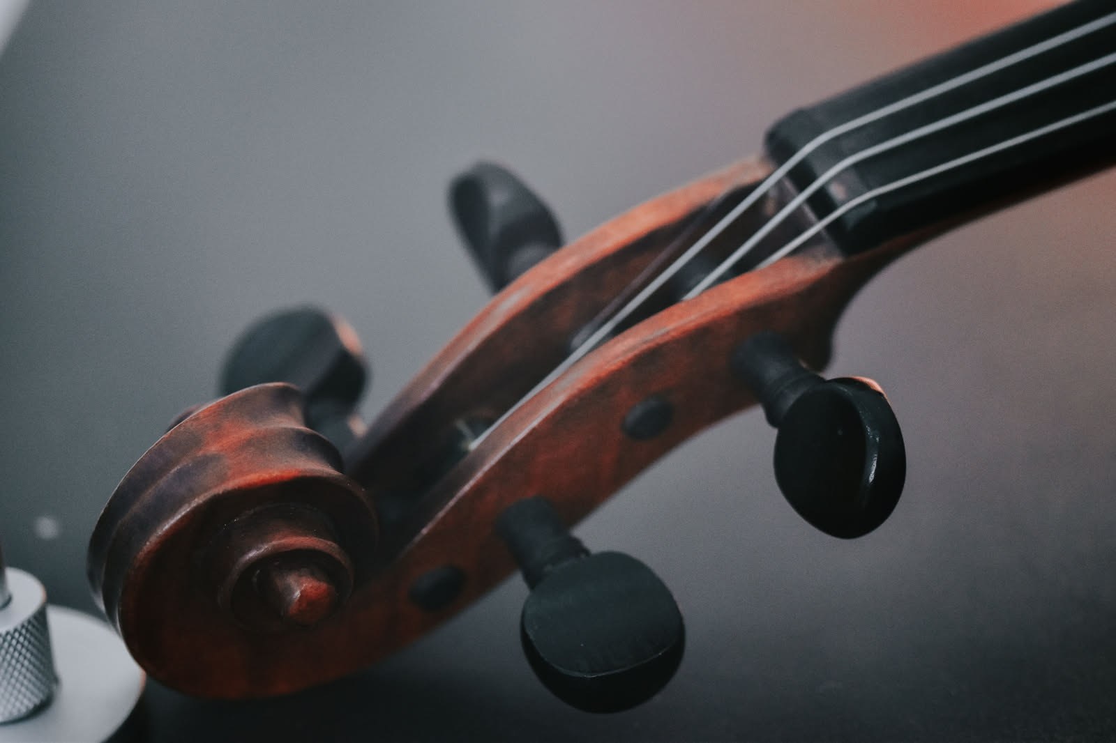 Perché Vivaldi veniva chiamato il "Prete Rosso" e come finì dimenticato dopo un enorme successo?