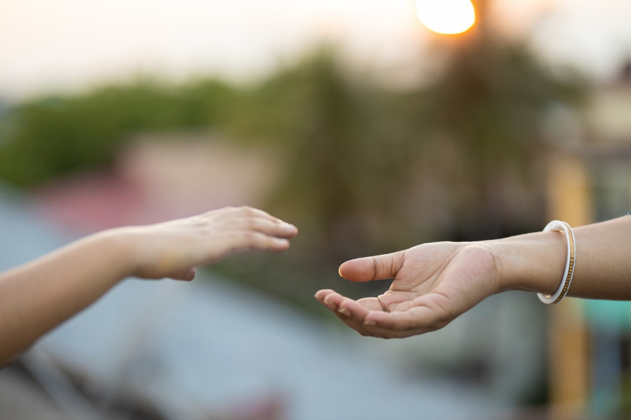 L'effetto "helper's high": la chimica del cervello quando si aiuta gli altri